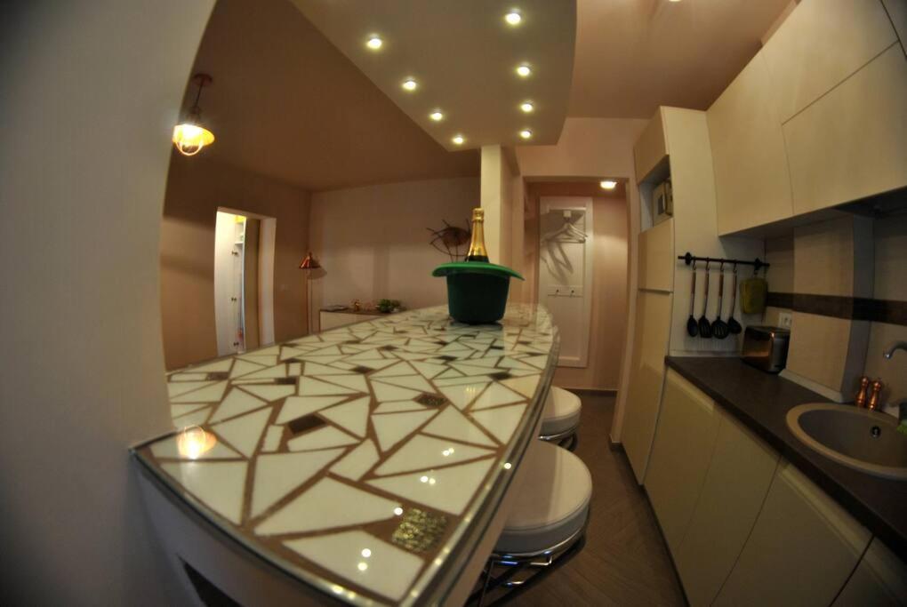 Modern & Central Apartment In North Of Бухарест Экстерьер фото