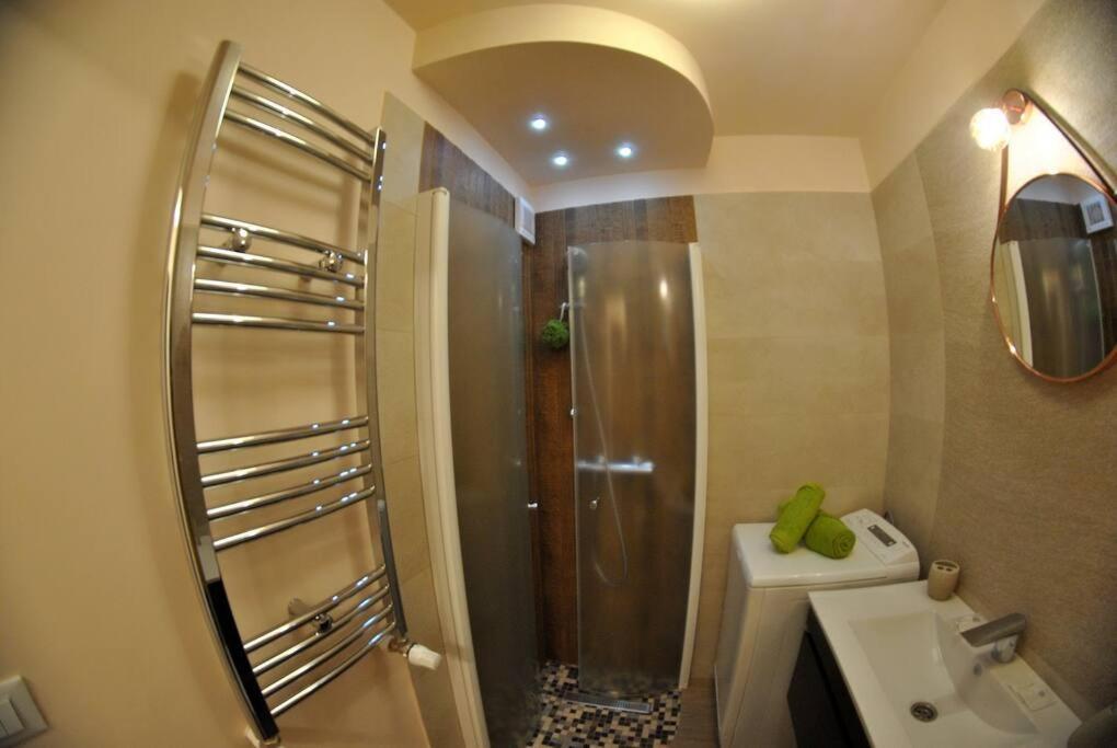 Modern & Central Apartment In North Of Бухарест Экстерьер фото