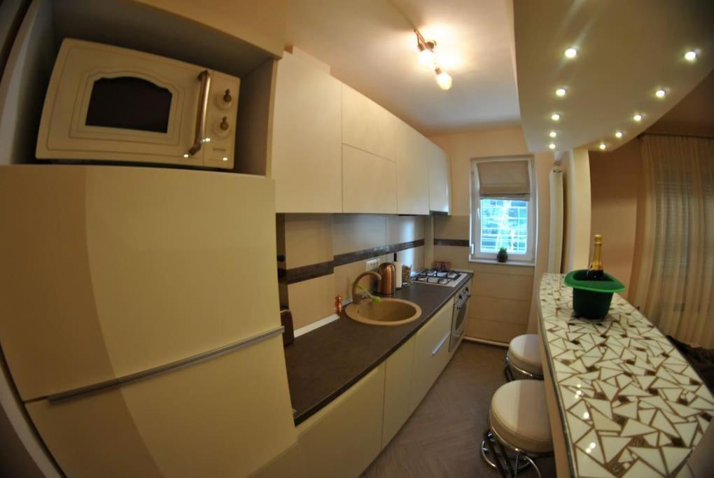 Modern & Central Apartment In North Of Бухарест Экстерьер фото