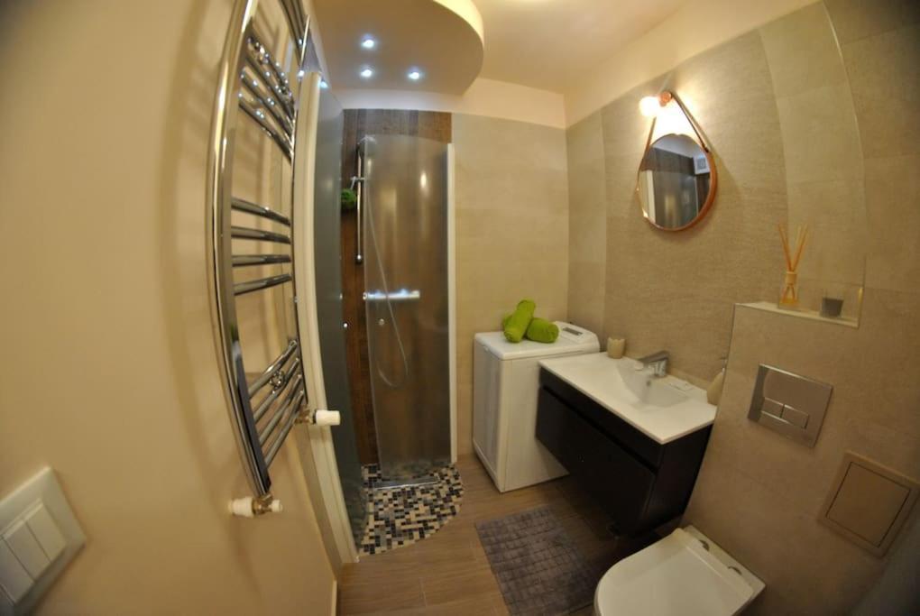 Modern & Central Apartment In North Of Бухарест Экстерьер фото