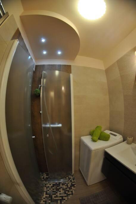 Modern & Central Apartment In North Of Бухарест Экстерьер фото